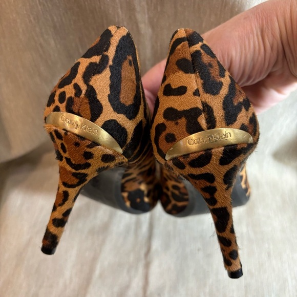 CALVIN KLEIN Sz 8 Leopard Print Pony Hair Pumps Heels Gold Tag NWOT - Picture 8 of 10
